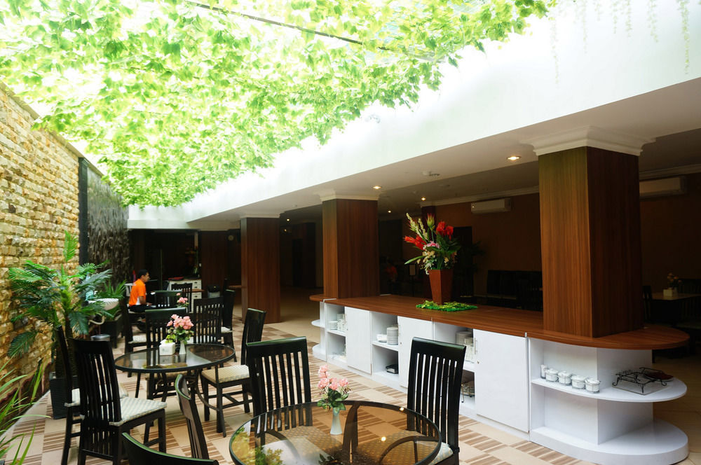 Royal Park Hotel Samarinda Exterior photo