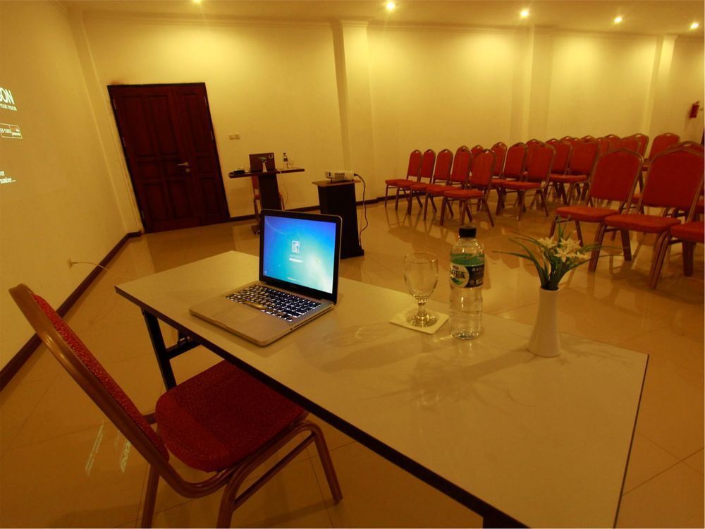 Royal Park Hotel Samarinda Exterior photo